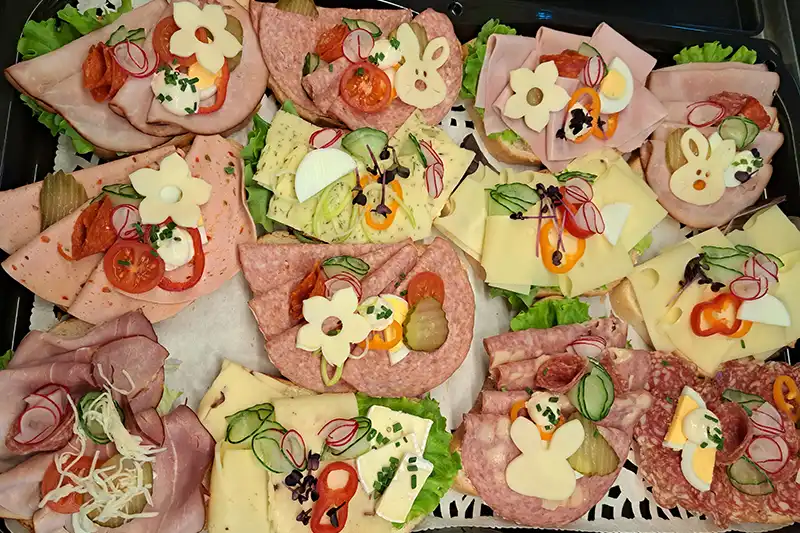 Nett dekorierte Brötchenplatte Cafe Doris in Ziersdorf