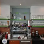 Schank mit Espressomaschine im Cafe Doris in Ziersdorf