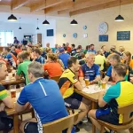 Gemütlicher Saal mit circa 80 Radfahrern und Radfahrerinnen die sich gut unterhalten