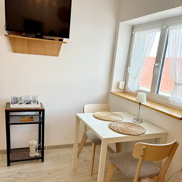 Küche Frühstückstisch im Gästezimmer Weingut Weidinger