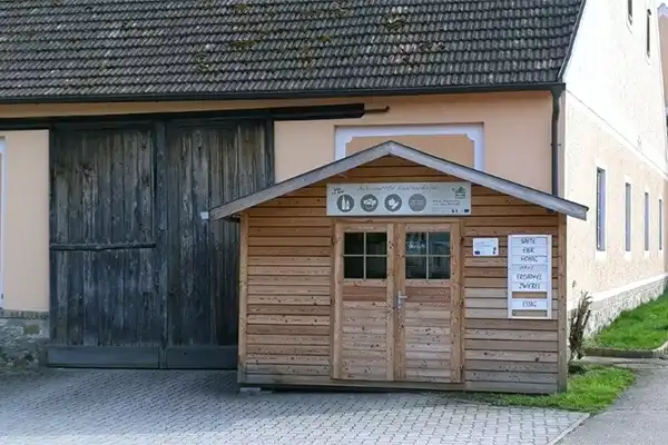 Radlerrast Biohof Lembacher - Holzhaus mit Automaten