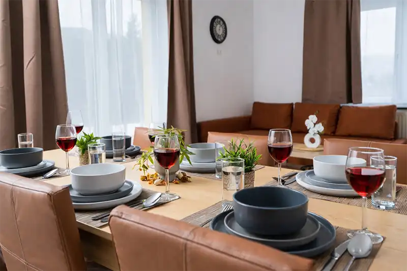 Gedeckter Esstisch im Wohnzimmer in einem revLIVING Apartment