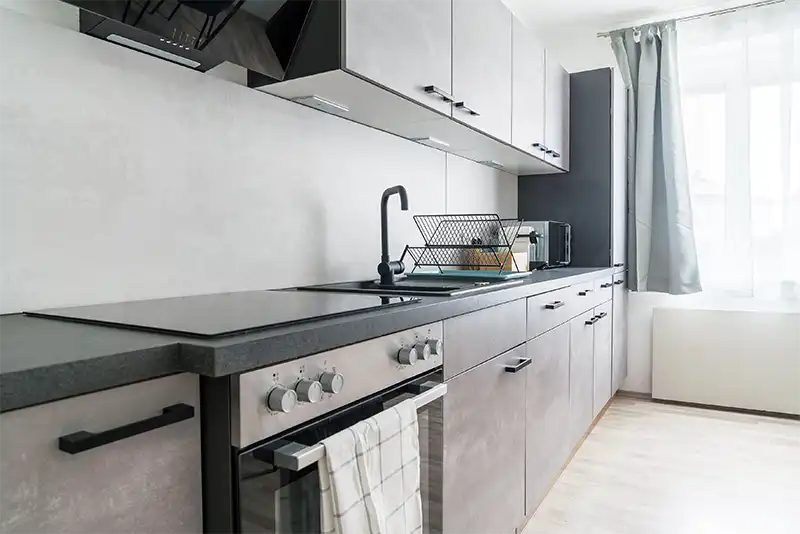 Funktionale moderne Küchenzeile im revLIVING Apartment