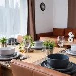 Gemütliches Wohnzimmer mit Esstisch