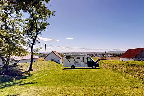 Campingstellplätze Sprtzerrast Wohnmobil auf Stellplatz auf Wiese in den Weinbergen