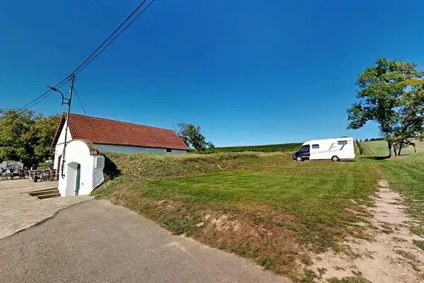 Wohnmobilstellplätze Spritzerrast Wohnmobil auf Stellplatz in der Spritzerrast in der Kellergasse in Roseldorf